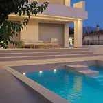 Cantouni Villa, Luxury 5br Retreat With Pool & Jacuzzi Near Town By Mana Gers Villa *
