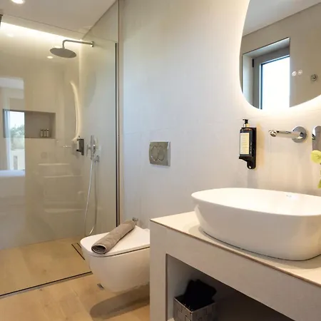 Cantouni Villa, Luxury 5br Retreat With Pool & Jacuzzi Near Town By Mana Gers Villa *