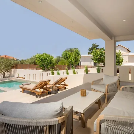 Cantouni Villa, Luxury 5br Retreat With Pool & Jacuzzi Near Town By Mana Gers Villa *