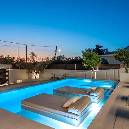 Cantouni Villa, Luxury 5br Retreat With Pool & Jacuzzi Near Town By Mana Gers Villa